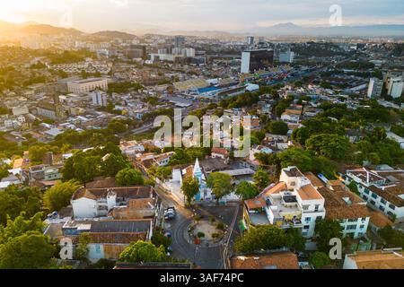 Vue aérienne de la ville de Rio de Janeiro avec le quartier de Santa Teresa et le Sambadrome Banque D'Images