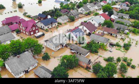 Vue aérienne du quartier résidentiel inondé. Image aérienne montrant un quartier résidentiel inondé avec des maisons et des jardins submergés après un Banque D'Images