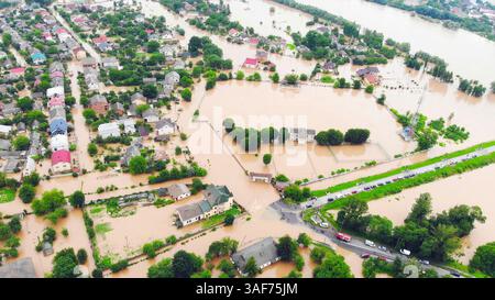 Vue aérienne de graves inondations dans la zone résidentielle. Photo aérienne capturant de vastes inondations dans un quartier résidentiel, avec des maisons, des rues, et Banque D'Images