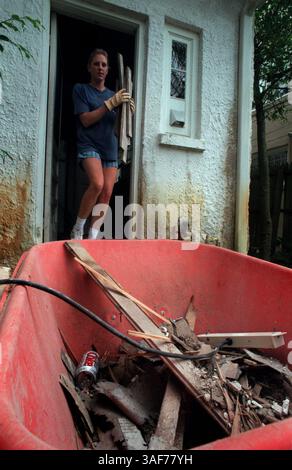 SP.92695.- - LIVRER À :.real estate.- -.10/3/99.- -.nécessaire Pete. INFO LÉGENDE :. Un barillet de roue avec des débris de bois est garé près de l'entrée arrière de la maison alors que Tracey Williams (cq) travaille à enlever une partie du plancher de bois dur fraîchement dépouillé tandis qu'elle et son mari, Andrew Williams (cq) travaillent ensemble à rénover leur nouvelle maison au 455 20th Avenue ne dans la section Old Northeast de Petersburg Sunday (crédit image : St Petersburg Times/ZUMAPRESS.com) Banque D'Images