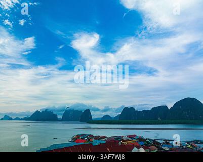 Voir les toits de maison colorés sur un village sur Koh Panyee. incroyable village sur l'eau de mer. Les indigènes plantèrent densément leurs quartiers d'habitation sur l'île. C Banque D'Images
