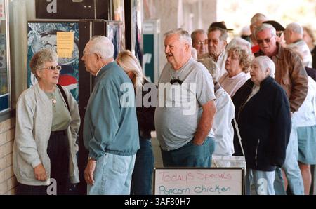 CI.113868.- - LIVRER À :. Bureau d'agrumes.- -.11/21/2000.- -.Inverness.- -. INFO LÉGENDE : (2 sur 3) : des dizaines de personnes ont fait la queue devant les médicaments B&W Rexall, mais pas pour le spécial quotidien dans le restaurant. Ils voulaient des vaccins. La ligne serpente à travers le magasin à l'intérieur aussi bien. Près de deux douzaines ont été refusées lorsque les fournitures ont été épuisées. B&W Rexall Drugs a tenu ses cliniques annuelles de vaccination au cours des dernières semaines, mais après avoir administré près de 5400 injections pendant cinq jours au magasin et dans plusieurs maisons de retraite, l’approvisionnement en vaccin a été épuisé. ''nous n'avons reçu que 75% de la demande Banque D'Images