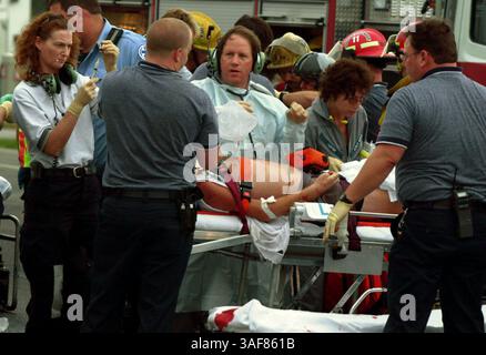 PT 119458 - - LIVRER À : Pasco Desk - - 3/13/2001 - - Hudson LÉGENDE INFO : un accident de voiture sur U.S. 19 et Hudson Avenue a fait deux morts sur les lieux et au moins trois ont été transportés par hélicoptère vers des hôpitaux mardi après-midi. Selon des témoins, le Mercury blanc faisait un virage lorsqu'un Ford brun se dirigeant vers le nord sur la US 19 s'est écrasé sur le côté passager, blessant mortellement le passager. - - Times photo par : Janel Schroeder histoire par : Lush - - SCANNÉ PAR : Schroeder - - DATE D'EXÉCUTION : 3/14/2001 (crédit image : St Petersburg Times/ZUMAPRESS.com) Banque D'Images