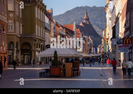 Brasov, Roumanie - 19 octobre 2024 : des guildes médiévales aux boutiques modernes : 800 ans d'évolution urbaine le long de la rue emblématique de Brasov Banque D'Images