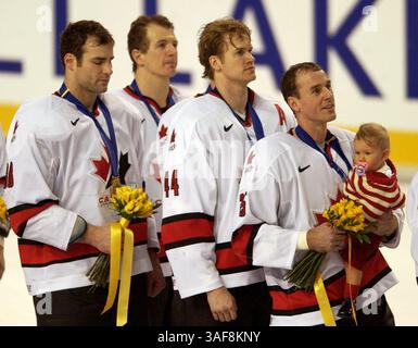 OT.135227.- - LIVRER À :.2/24/2002.- -.UTAH.- -. Les États-Unis affrontent le Canada dans le match pour la médaille d'or de la compétition de hockey masculin au E Center de Salt Lake City. Les Canadiens font une pause pendant le jeu de leur hymne national pendant la cérémonie des médailles. A gauche est Eric Lindros, au centre Chris Pronger et à droite avec bébé Joe Nieuwendyk..- -. Times photo par :. James Borchuck.- -. Histoire par :..- -. SCANNÉ PAR :..- - DATE D'EXÉCUTION : (crédit image : St Petersburg Times/ZUMAPRESS.com) Banque D'Images