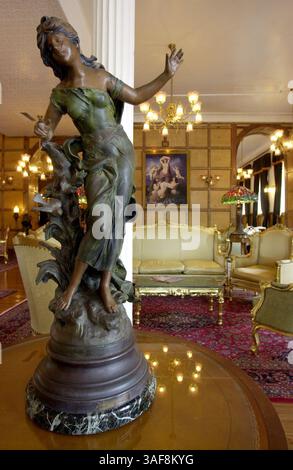 TP 136332 - - LIVRAISON À : métro - - 2/22/2002 - - Tampa LÉGENDE : le hall de l'auberge historique Don Vincente de Ybor. . Info de la demande : sur les talons du Hilton faisant une activité vigoureuse à Ybor, Hampton Inn annonce des plans pour un hôtel juste sur la rue principale de divertissement, 7th Avenue. Nous avons entendu dire que le Hilton est l'un des plus fréquentés de la chaîne, et il y a aussi ce cher hôtel Vicente de Ybor. Ybor devient-il une destination de voyageur, et si oui, quel est le tirage au sort ? Faire la fête, proximité ? (Crédit image : St Petersburg Times/ZUMAPRESS.com) Banque D'Images