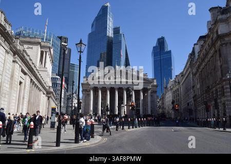 Londres, Royaume-Uni. 7 avril 2025. Une vue sur la Banque d'Angleterre, Bank Junction et la City de Londres, le quartier financier de la capitale, alors que FTSE 100 plonge à son plus bas niveau depuis un an. Les tarifs douaniers Trump continuent d’avoir un impact sur les marchés mondiaux. Crédit : Vuk Valcic/Alamy Live News Banque D'Images