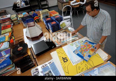 Les enseignants du comté de Citrus préparent leurs salles de classe pour le début de l'année scolaire. -- Lewis Johnson trie les affiches pour sa nouvelle classe jeudi (image crédit : St Petersburg Times/ZUMAPRESS.com) Banque D'Images
