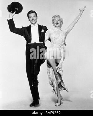 01 juin 1954 ; Hollywood, Californie, États-Unis ; (PHOTO DU DOSSIER) acteur/danseur musical classique DONALD O'CONNOR est décédé à Calabasa, CA, le 27 septembre 2003. À partir de vaudeville, il est apparu dans Francis the Talking Mule et There's No Business Like Show Business et dans d'autres films des années 50, mais il était surtout connu pour sa performance légendaire aux côtés de Gene Kelly et Debbie Reynolds dans Singin in the Rain. Photo : 1954, titre du film : THERE'S NO BUSINESS LIKE SHOW BUSINESS, réalisateur : WALTER LANG, Studio : FOX, photo : DANCING COUPLES, MARILYN MONROE, DONALD O'CONNOR, RIRE, TUXEDO, HAUT-DE-FORME, COUP DE PIED, DAN Banque D'Images