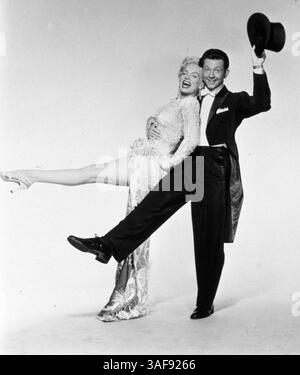(PHOTO DU DOSSIER) acteur/danseur musical classique DONALD O'CONNOR est décédé à Calabasa, CA, le 27 septembre 2003. À partir de vaudeville, il est apparu dans Francis the Talking Mule et There's No Business Like Show Business et dans d'autres films des années 50, mais il était surtout connu pour sa performance légendaire aux côtés de Gene Kelly et Debbie Reynolds dans Singin in the Rain. Photo : 1954, titre du film : THERE'S NO BUSINESS LIKE SHOW BUSINESS, réalisateur : WALTER LANG, Studio : FOX, photo : DANCING COUPLES, MARILYN MONROE, DONALD O'CONNOR, RIRE, TUXEDO, HAUT-DE-FORME, COUP DE PIED, DANSE, DANSE DE SALLE DE BAL. (Image de crédit : SNA Banque D'Images