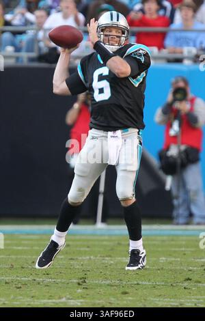 21 novembre, 2010 ; Caroline Panthère quarterback Brian St Pierre (6) bondit comme il jette la passe de touché à long wide receiver Carolina Panthers David Gettis (12) au stade Bank of America à Charlotte, NC. Score final est de Baltimore 37- Carolina 13. . Jim Dedmon/CSM(Image Crédit : © Jim Dedmon/Cal/ZUMAPRESS.com) Media Sport Banque D'Images
