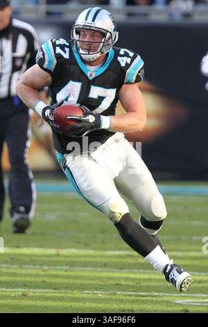 21 novembre, 2010 ; Carolina Panthers tight end Jeff King (47) cherche chambre du stade Bank of America à Charlotte, NC. Score final est de Baltimore 37- Carolina 13. . Jim Dedmon/CSM(Image Crédit : © Jim Dedmon/Cal/ZUMAPRESS.com) Media Sport Banque D'Images