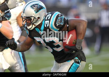 21 novembre, 2010 ; running back Carolina Panthers Mike Goodson (33) sur la course à la Bank of America Stadium à Charlotte, NC. Score final est de Baltimore 37- Carolina 13. . Jim Dedmon/CSM(Image Crédit : © Jim Dedmon/Cal/ZUMAPRESS.com) Media Sport Banque D'Images