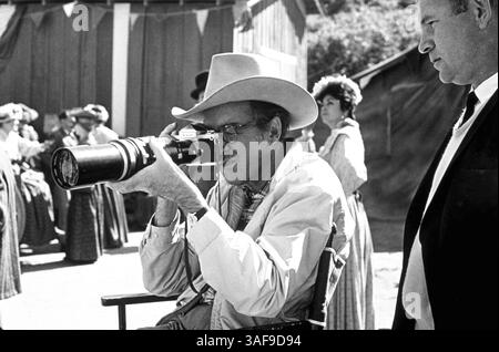 3 septembre 2014 - dossier - le réalisateur Andrew V McLaglen, qui était surtout connu pour ses westerns et ses films d'action, dont les oies sauvages et McLintock !, est décédé à l'âge de 94 ans. Le cinéaste travaille régulièrement avec John Wayne, réalisant la star dans McLintock !, L'invaincu, Chisum, Cahill US Marshal et Hellfighters. La nouvelle de la mort de McLaglen a été confirmée par la succession du regretté acteur, John Wayne Enterprises. La carrière du réalisateur britannique s'étend des années 1950 au début des années 1990 PICTURED - 1966, titre du film : RARE BREED, réalisateur : ANDREW V McLAGLEN on Set. (Crédit image : © Universal Pictures/Entertainmen Banque D'Images
