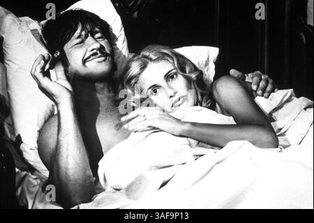 (PHOTO DU DOSSIER) L'acteur CHARLES BRONSON est mort de pheumonie à l'âge de 81 ans, après avoir été hospitalisé pendant des semaines. Bronson a joué le rôle du dur dans des films d'action tels que Death Wish. Il a construit son image macho dans les films européens en France, en Italie et en Espagne avant de trouver une popularité aux États-Unis. PHOTO : 1976, TITRE DU FILM : DE MIDI À TROIS, RÉALISATEUR : FRANK D GILROY, PHOTO : BED (IN/ON), CHARLES BRONSON, FRANK D GILROY, JILL IRELAND. (Crédit image : SNAP/ZUMAPRESS.com) Banque D'Images