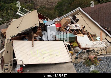 05 juin 2005 ; Laguna Beach, CALIFORNIE, États-Unis ; un glissement de terrain massif dans la ville de Laguna Beach, en Californie, dans le comté d'Orange, a provoqué l'écrasement de 18 maisons sur une colline dans la région de Bluebird Canyon le 1er juin 2005, laissant beaucoup d'autres avec des dommages structurels. Au moins 500 maisons de la région ont été évacuées. (Crédit image : Andrew Silk/ZUMAPRESS.com) Banque D'Images
