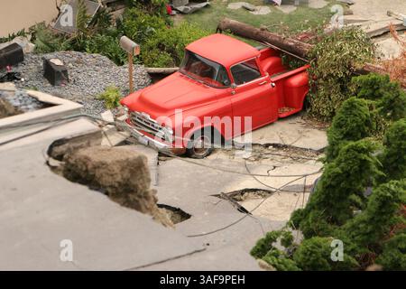 05 juin 2005 ; Laguna Beach, CALIFORNIE, États-Unis ; un glissement de terrain massif dans la ville de Laguna Beach, en Californie, dans le comté d'Orange, a provoqué l'écrasement de 18 maisons sur une colline dans la région de Bluebird Canyon le 1er juin 2005, laissant beaucoup d'autres avec des dommages structurels. Au moins 500 maisons de la région ont été évacuées. (Crédit image : Andrew Silk/ZUMAPRESS.com) Banque D'Images