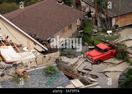05 juin 2005 ; Laguna Beach, CALIFORNIE, États-Unis ; un glissement de terrain massif dans la ville de Laguna Beach, en Californie, dans le comté d'Orange, a provoqué l'écrasement de 18 maisons sur une colline dans la région de Bluebird Canyon le 1er juin 2005, laissant beaucoup d'autres avec des dommages structurels. Au moins 500 maisons de la région ont été évacuées. (Crédit image : Andrew Silk/ZUMAPRESS.com) Banque D'Images