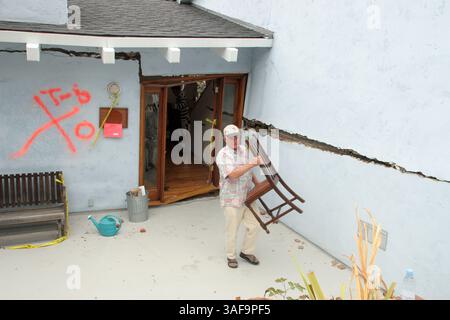 05 juin 2005 ; Laguna Beach, CALIFORNIE, États-Unis ; un glissement de terrain massif dans la ville de Laguna Beach, en Californie, dans le comté d'Orange, a provoqué l'écrasement de 18 maisons sur une colline dans la région de Bluebird Canyon le 1er juin 2005, laissant beaucoup d'autres avec des dommages structurels. Au moins 500 maisons de la région ont été évacuées. Photo : des amis et des voisins ont aidé les résidents à sortir des maisons marquées en rouge qui étaient jugées dangereuses pour la vie. . (Crédit image : Andrew Silk/ZUMAPRESS.com) Banque D'Images