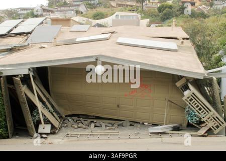 05 juin 2005 ; Laguna Beach, CALIFORNIE, États-Unis ; un glissement de terrain massif dans la ville de Laguna Beach, en Californie, dans le comté d'Orange, a provoqué l'écrasement de 18 maisons sur une colline dans la région de Bluebird Canyon le 1er juin 2005, laissant beaucoup d'autres avec des dommages structurels. Au moins 500 maisons de la région ont été évacuées. Sur la photo : maisons marquées en rouge et jugées dangereuses pour la vie. . (Crédit image : Andrew Silk/ZUMAPRESS.com) Banque D'Images