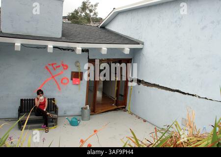 05 juin 2005 ; Laguna Beach, CALIFORNIE, États-Unis ; un glissement de terrain massif dans la ville de Laguna Beach, en Californie, dans le comté d'Orange, a provoqué l'écrasement de 18 maisons sur une colline dans la région de Bluebird Canyon le 1er juin 2005, laissant beaucoup d'autres avec des dommages structurels. Au moins 500 maisons de la région ont été évacuées. Photo : amis et voisins ont aidé les résidents à évaluer les dommages dans les maisons marquées en rouge qui étaient jugées dangereuses pour la vie. . (Crédit image : Andrew Silk/ZUMAPRESS.com) Banque D'Images