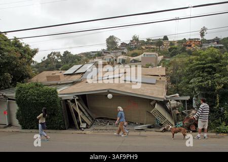 05 juin 2005 ; Laguna Beach, CALIFORNIE, États-Unis ; un glissement de terrain massif dans la ville de Laguna Beach, en Californie, dans le comté d'Orange, a provoqué l'écrasement de 18 maisons sur une colline dans la région de Bluebird Canyon le 1er juin 2005, laissant beaucoup d'autres avec des dommages structurels. Au moins 500 maisons de la région ont été évacuées. Sur la photo : maisons marquées en rouge et jugées dangereuses pour la vie. . (Crédit image : Andrew Silk/ZUMAPRESS.com) Banque D'Images