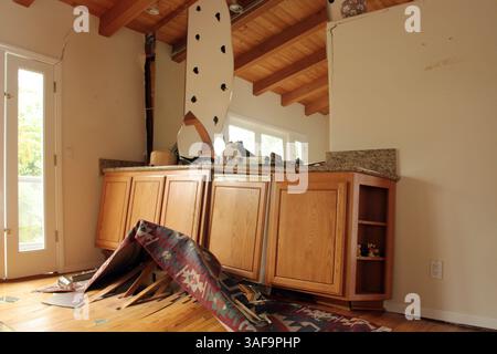 05 juin 2005 ; Laguna Beach, CALIFORNIE, États-Unis ; un glissement de terrain massif dans la ville de Laguna Beach, en Californie, dans le comté d'Orange, a provoqué l'écrasement de 18 maisons sur une colline dans la région de Bluebird Canyon le 1er juin 2005, laissant beaucoup d'autres avec des dommages structurels. Au moins 500 maisons de la région ont été évacuées. Photo : amis et voisins ont aidé les résidents à évaluer les dommages dans les maisons marquées en rouge qui étaient jugées dangereuses pour la vie. . (Crédit image : Andrew Silk/ZUMAPRESS.com) Banque D'Images