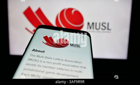 Stuttgart, Allemagne - 11-20-2024 : téléphone portable avec le site de l'organisation Multi-State Lottery Association (MUSL) sur l'écran devant le logo Banque D'Images
