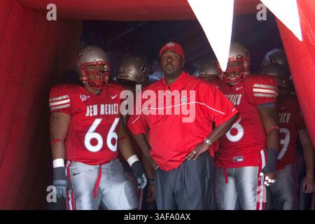 21 septembre 2009 : Université du Nouveau-Mexique. L'Université du Nouveau-Mexique s'aligne derrière l'entraîneur-chef Mike Locksley. L'Université du Nouveau-Mexique a été vaincue par Air Force Academy 13-37 au stade de football de l'Université du Nouveau-Mexique, à l'Université du Nouveau-Mexique à Albuquerque, NOUVEAU-Mexique (image crédit : SGM/ZUMAPRESS.com) Banque D'Images