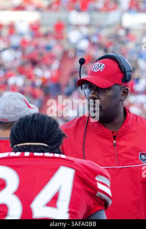 21 septembre 2009 : L'entraîneur-chef de l'Université du Nouveau-Mexique Mike Locksley a un mot avec ses joueurs. L'Université du Nouveau-Mexique a été vaincue par Air Force Academy 13-37 au stade de football de l'Université du Nouveau-Mexique, à l'Université du Nouveau-Mexique à Albuquerque, NOUVEAU-Mexique (image crédit : SGM/ZUMAPRESS.com) Banque D'Images