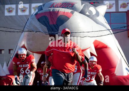 21 septembre 2009 : Université du Nouveau-Mexique. L’entraîneur-chef de l’Université du Nouveau-Mexique Mike Locksley court sur le terrain avec son équipe. L'Université du Nouveau-Mexique a été vaincue par Air Force Academy 13-37 au stade de football de l'Université du Nouveau-Mexique, à l'Université du Nouveau-Mexique à Albuquerque, NOUVEAU-Mexique (image crédit : SGM/ZUMAPRESS.com) Banque D'Images
