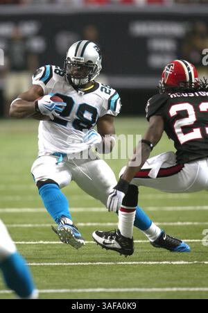 20 septembre 2009 : Carolina Panthers Running Back Jonathan Stewart #28 tente de se faire passer par Atlanta Falcons cornerback Chris Houston #23. Les Falcons d'Atlanta ont battu les Panthers de la Caroline 28-20 au Georgia Dome à Atlanta, en Géorgie (crédit image : SGM/ZUMAPRESS.com) Banque D'Images