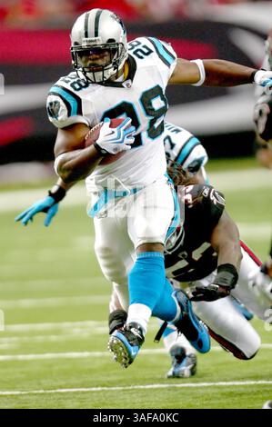 20 septembre 2009 : Carolina Panthers Running back Jonathan Stewart #28 s'échappe pour un long gain au quatrième trimestre. Les Falcons d'Atlanta ont battu les Panthers de la Caroline 28-20 au Georgia Dome à Atlanta, en Géorgie (crédit image : SGM/ZUMAPRESS.com) Banque D'Images