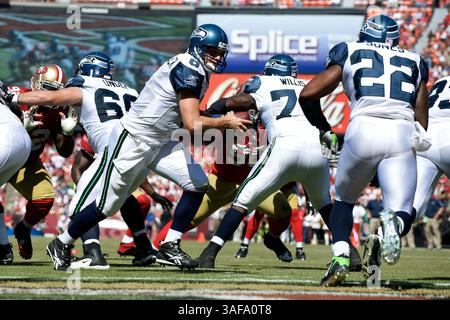 20 septembre 2009 : Matt Hasselbeck (8 ans), quarterback des Seahawks de Seattle, se prépare à remettre le ballon au Running back Julius Jones (crédit image : SGM/ZUMAPRESS.com) Banque D'Images