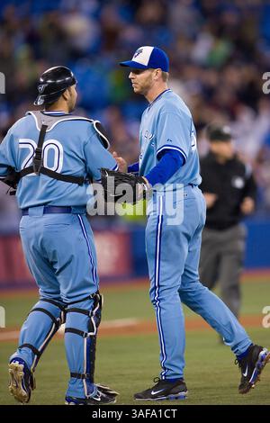 25 septembre 2009 : le lanceur Roy Halladay #32 des Blue Jays de Toronto et le receveur Rod Barajas #20 des Blue Jays de Toronto célèbrent au Rogers Centre de Toronto dans un match de la MLB entre les Mariners de Seattle et les Blue Jays de Toronto..les Blue Jays ont gagné 5-0.****** POUR USAGE ÉDITORIAL UNIQUEMENT (crédit image : SGM/ZUMAPRESS.com) Banque D'Images