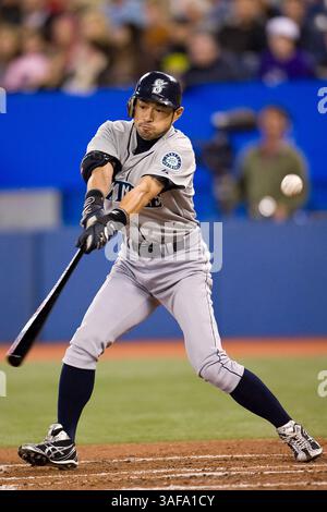 25 septembre 2009 : le joueur de droite des Mariners de Seattle, Ichiro Suzuki #51, frappe une grosse balle au Rogers Centre de Toronto lors d'un match de la MLB entre les Mariners de Seattle et les Blue Jays de Toronto..les Blue Jays ont gagné 5-0..***** POUR USAGE ÉDITORIAL UNIQUEMENT (crédit image : SGM/ZUMAPRESS.com) Banque D'Images