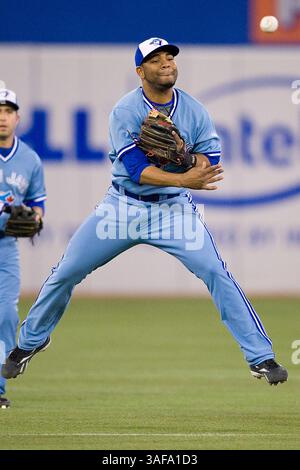 25 septembre 2009 : le troisième joueur de base des Blue Jays de Toronto, Edwin Encarnacion #7, se lance en première base au Rogers Centre de Toronto lors d'un match de la MLB entre les Mariners de Seattle et les Blue Jays de Toronto..les Blue Jays ont gagné 5-0..***** POUR USAGE ÉDITORIAL UNIQUEMENT (crédit image : SGM/ZUMAPRESS.com) Banque D'Images