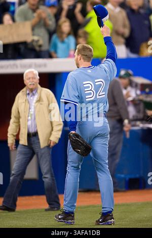 25 septembre 2009 : le lanceur Roy Halladay #32 des Blue Jays de Toronto lance sa casquette à la foule à la fin de son match complet éliminé au Rogers Centre de Toronto dans un match entre les Mariners de Seattle et les Blue Jays de Toronto. Les Blue Jays ont gagné 5-0..***** POUR USAGE ÉDITORIAL UNIQUEMENT (crédit image : SGM/ZUMAPRESS.com) Banque D'Images