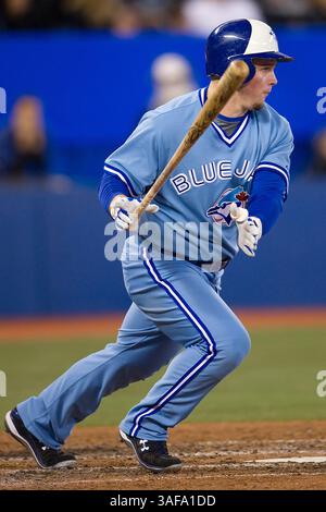 25 septembre 2009 : Travis Snider #45, le joueur de gauche des Blue Jays de Toronto, obtient un coup au Rogers Centre de Toronto dans un match de la MLB entre les Mariners de Seattle et les Blue Jays de Toronto..les Blue Jays ont gagné 5-0.***** POUR USAGE ÉDITORIAL UNIQUEMENT (crédit image : SGM/ZUMAPRESS.com) Banque D'Images
