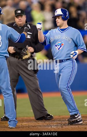 25 septembre 2009 : Aaron Hill, deuxième joueur de base des Blue Jays de Toronto, célèbre son retour à domicile en fin de sixième manche au Rogers Centre de Toronto lors d’un match de la MLB entre les Mariners de Seattle et les Blue Jays de Toronto..les Blue Jays ont gagné 5-0..***** POUR USAGE ÉDITORIAL UNIQUEMENT (crédit image : SGM/ZUMAPRESS.com) Banque D'Images