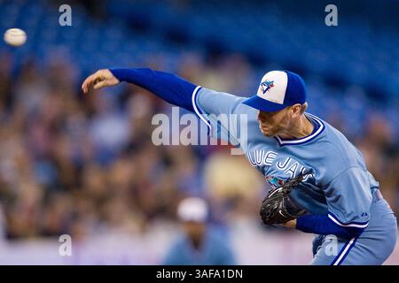 25 septembre 2009 : les Blue Jays de Toronto démarrent le lanceur Roy Halladay #32 sur son chemin pour lancer un match complet au Rogers Centre de Toronto lors d'un match MLB entre les Mariners de Seattle et les Blue Jays de Toronto..les Blue Jays ont gagné 5-0..***** POUR USAGE ÉDITORIAL UNIQUEMENT (crédit image : SGM/ZUMAPRESS.com) Banque D'Images