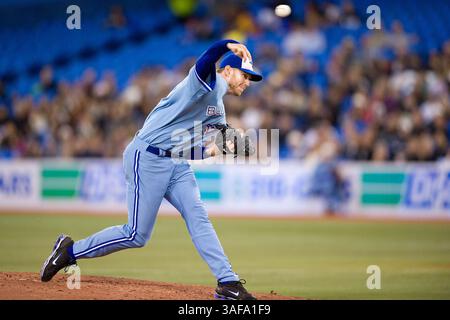 25 septembre 2009 : les Blue Jays de Toronto démarrent le lanceur Roy Halladay #32 sur son chemin pour lancer un match complet au Rogers Centre de Toronto lors d'un match MLB entre les Mariners de Seattle et les Blue Jays de Toronto..les Blue Jays ont gagné 5-0..***** POUR USAGE ÉDITORIAL UNIQUEMENT (crédit image : SGM/ZUMAPRESS.com) Banque D'Images