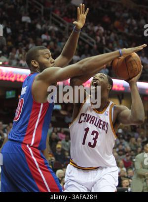 28 mars 2012 - Cleveland, OH, USA - Greg Monroe des pistons de Détroit, à gauche, tente de bloquer Tristan Thompson des cavaliers de Cleveland dans le deuxième quart-temps mercredi 28 mars 2012, au Quicken Loans Arena de Cleveland, Ohio. (Crédit image : © Mike Cardew/Akron Beacon Journal/MCT/ZUMAPRESS.com) Banque D'Images