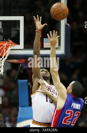 28 mars 2012 - Cleveland, OH, États-Unis - Tristan Thompson des cavaliers de Cleveland, à gauche, défend contre Tayshaun Prince des pistons de Détroit dans le deuxième quart-temps mercredi 28 mars 2012, au Quicken Loans Arena de Cleveland, Ohio. (Crédit image : © Mike Cardew/Akron Beacon Journal/MCT/ZUMAPRESS.com) Banque D'Images