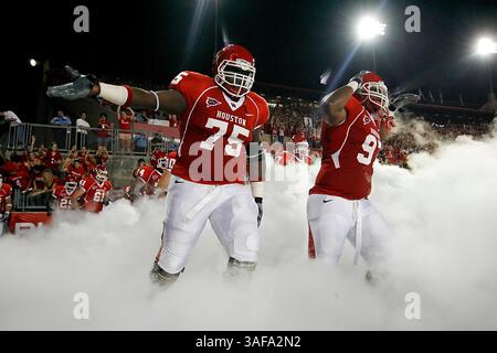 26 septembre 2009 : les joueurs de Houston Cougar Jarve Dean et Isaiah Thompson entrent sur le terrain pour jouer au Texas Tech au Robertson Stadium sur le campus de l'Université de Houston à Houston, TX (crédit image : SGM/ZUMAPRESS.com) Banque D'Images