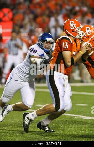 26 septembre 2009 : Ryan Winterswyk (98), un défenseur de Boise State, se précipite sur le quaterback de Bowling Green, Tyler Sheehan (crédit image : SGM/ZUMAPRESS.com) Banque D'Images