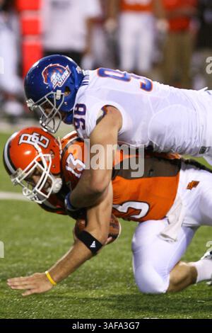 26 septembre 2009 : Boise State Defensive End Ryan Winterswyk (98) sacks Bowling Green quarterback Tyler Sheehan (crédit image : SGM/ZUMAPRESS.com) Banque D'Images
