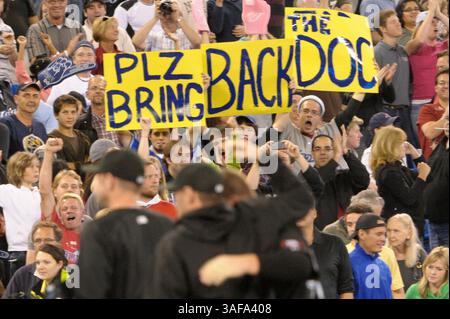 26 septembre 2009 : les fans des Blue Jays de Toronto sont vus dans les tribunes avec une pancarte intitulée ''Plz Bring Back the Doc'', faisant référence à Roy Halladay, lors de la victoire des Blue Jays 5-4 sur les Mariners au Rogers Centre à Toronto, ON (crédit image : SGM/ZUMAPRESS.com) Banque D'Images
