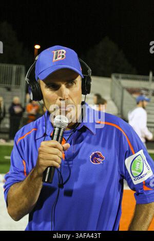 26 septembre 2009 : L'entraîneur-chef de Boise State Chris Petersen est interviewé après le match. Boise State University, de la Western Athletic Conference, à Bowling Green State University, de la Mid-American Conference, au Doyt Perry Stadium à Bowling Green, Ohio. Boise State a battu Bowling Green 49-14 (crédit image : SGM/ZUMAPRESS.com) Banque D'Images