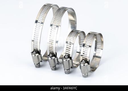 Colliers de serrage en acier inoxydable : les colliers de serrage en acier inoxydable 304 durables et antirouille sont essentiels pour fixer les tuyaux, les flexibles et d'autres composants. Le desi Banque D'Images